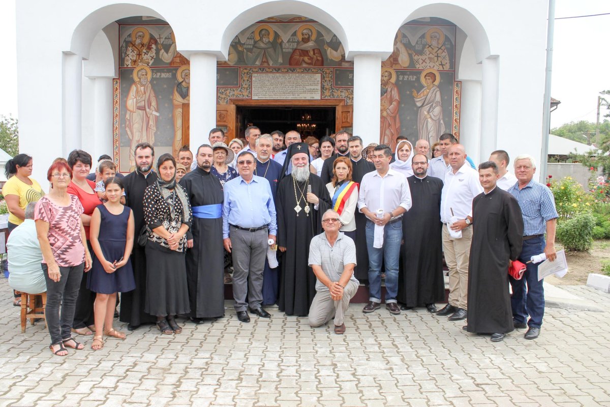 Trei locaşuri de închinare în haină de praznic 13967