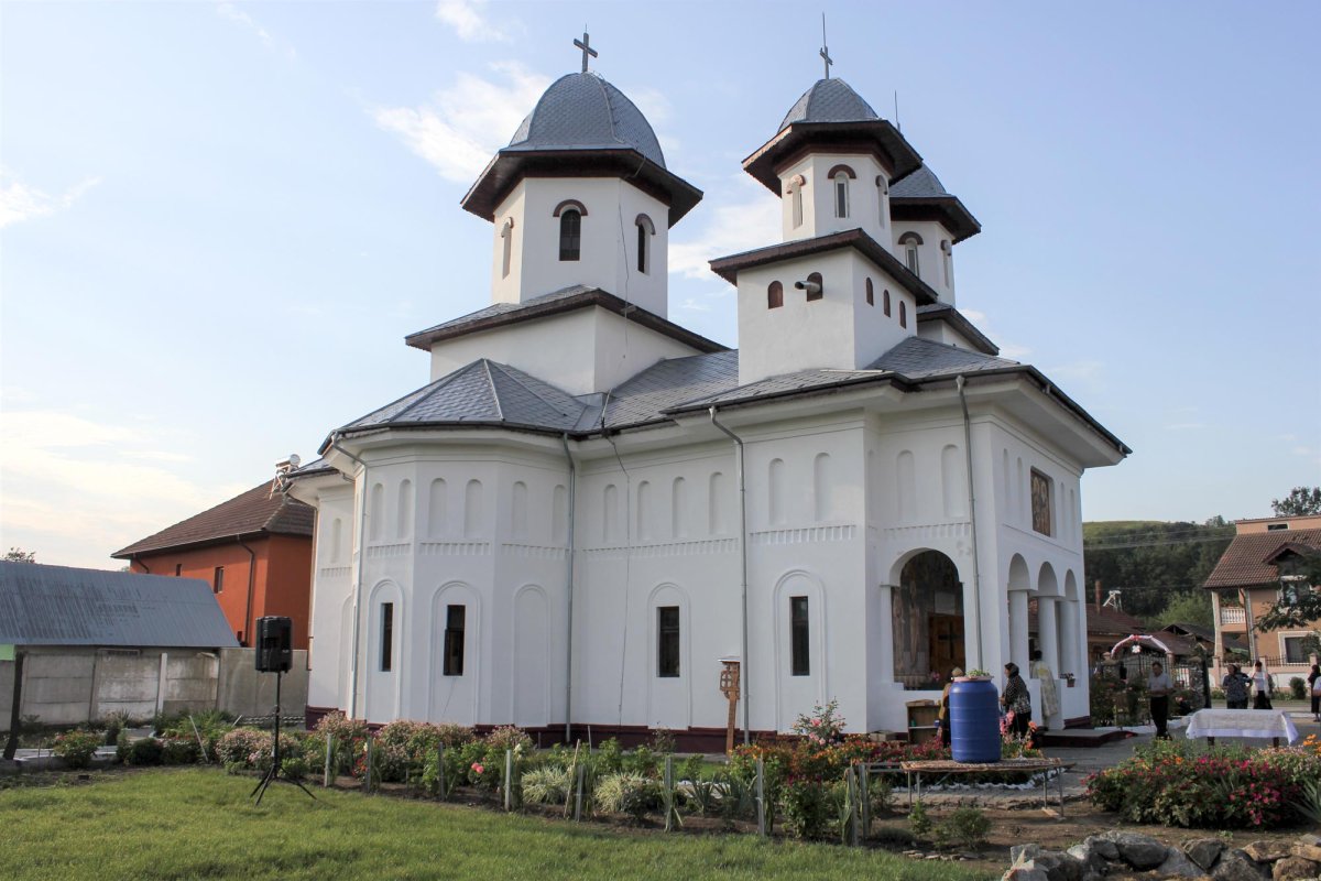 Trei locaşuri de închinare în haină de praznic 13968