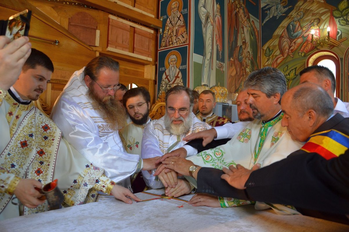 Biserica Parohiei Ciobănuş - Straja, sfinţită de doi ierarhi 13833