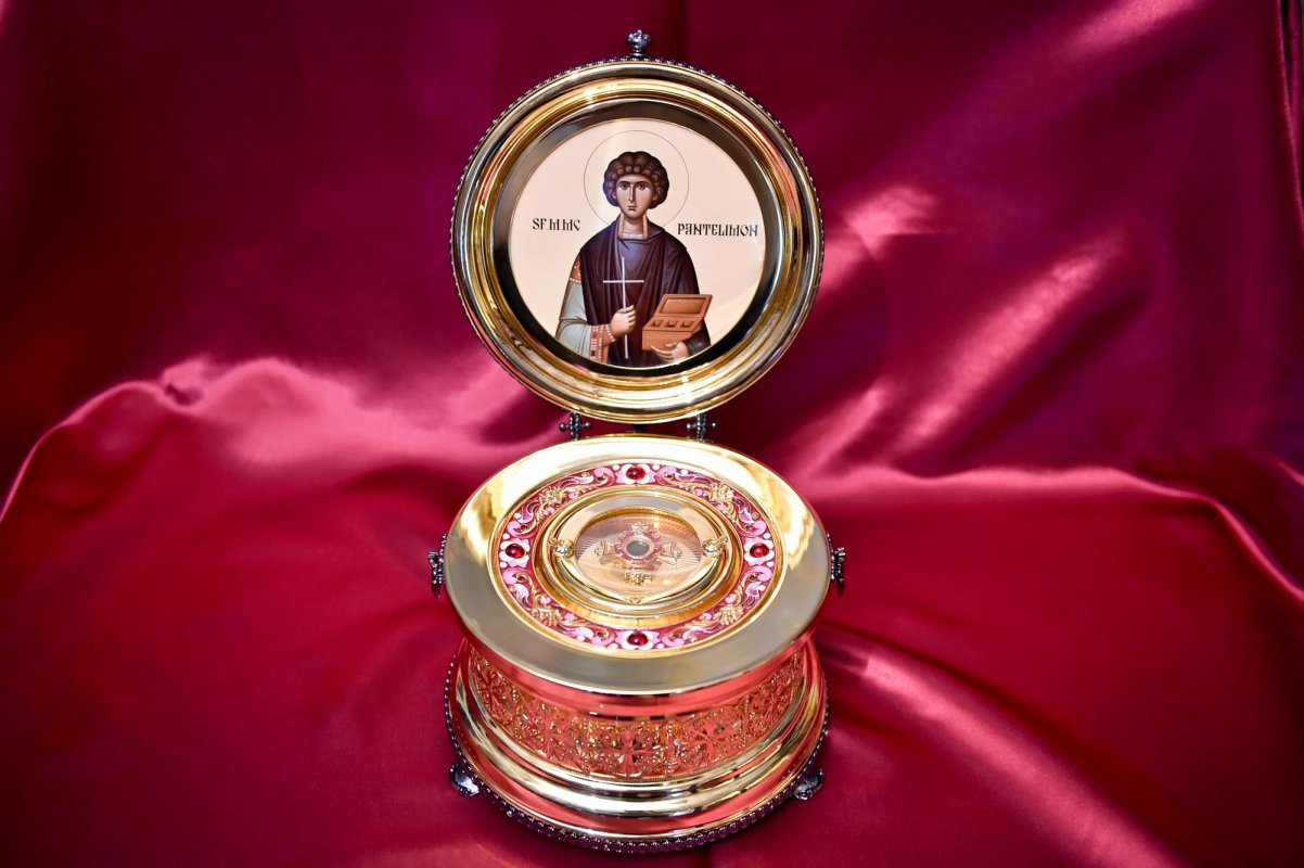 Moaștele Sfântului Pantelimon la Biserica „Sfântul Gheorghe”-Capra 13809