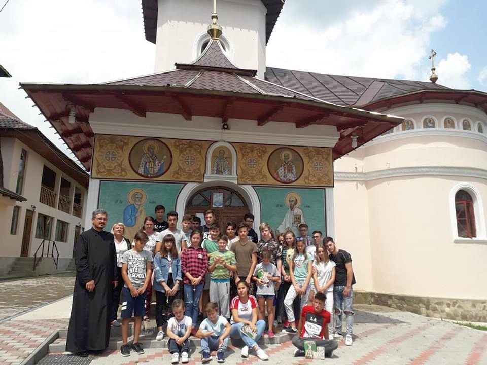 Şcoli de vară în tinda bisericii 13764