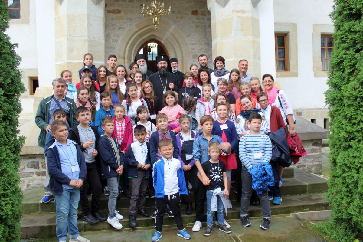 Copii din ţară şi străinătate în tabără la Putna 13639