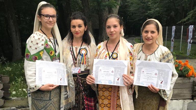 Elevi din Târgovişte premiaţi la Olimpiada de Meșteșuguri Artistice Tradiționale 13545