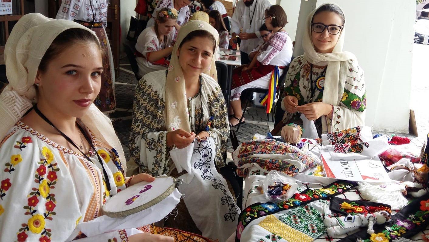 Elevi din Târgovişte premiaţi la Olimpiada de Meșteșuguri Artistice Tradiționale 13546