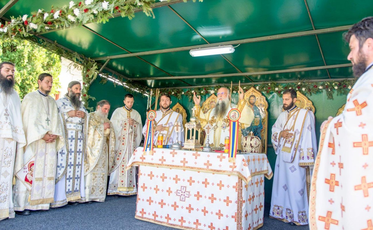 Sfântă Liturghie arhierească la Mănăstirea Ostrov 13527