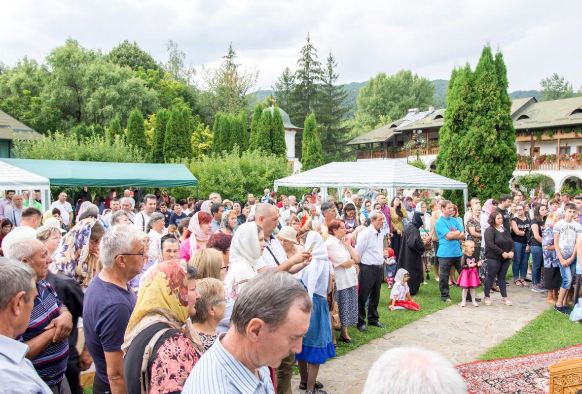 Sfântă Liturghie arhierească la Mănăstirea Ostrov 13528