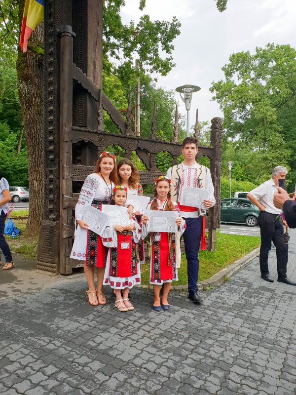 Elevi ialomițeni, fruntași la Olimpiada de tradiții 13376