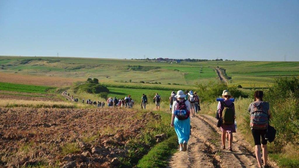 Pelerinaj pe jos al tinerilor spre Ceahlău 13316