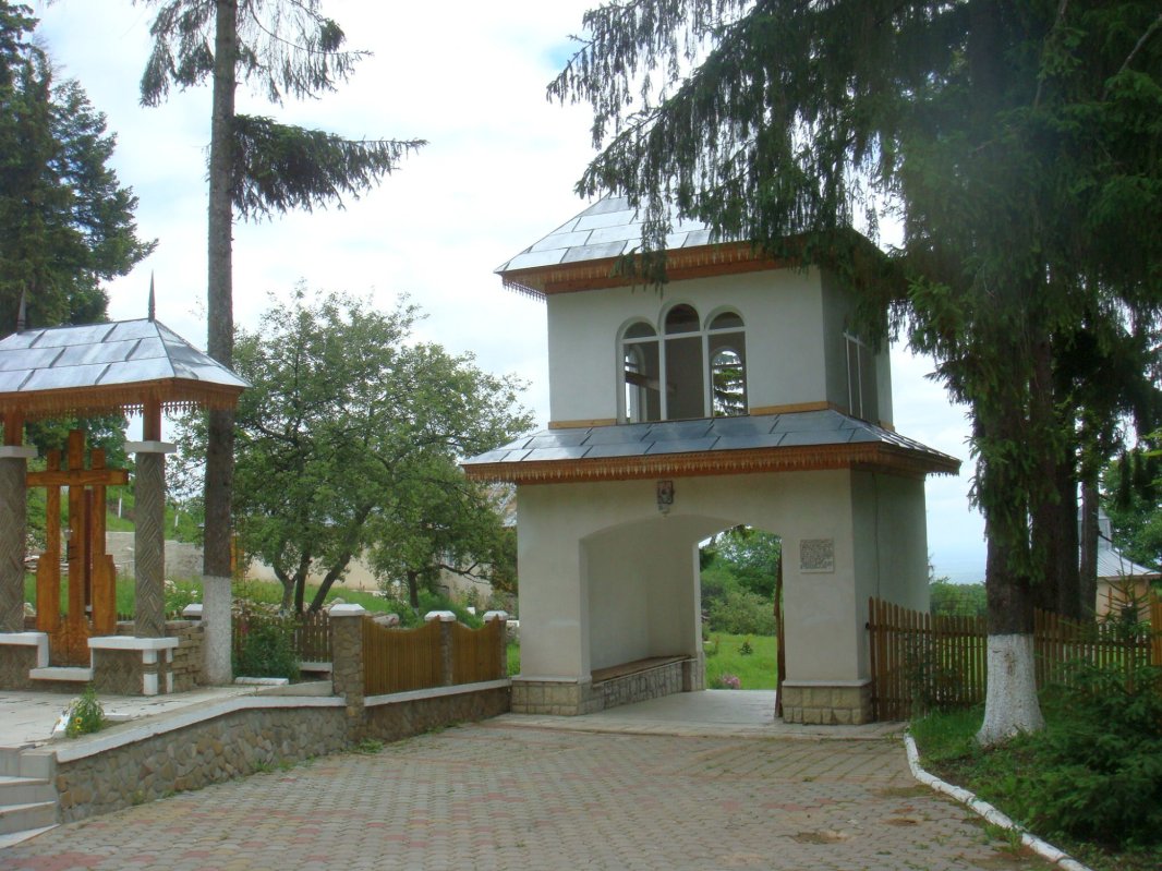 Buluc, schitul din Athosul românesc al Vrancei 13412