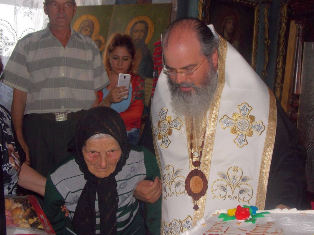 Slujbă arhierească în parohiile Târzii şi Protopopeşti 13140