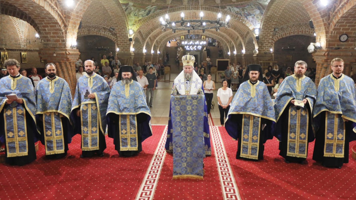 Slujba Paraclisului Maicii Domnului, în locașele de cult transilvane 13147