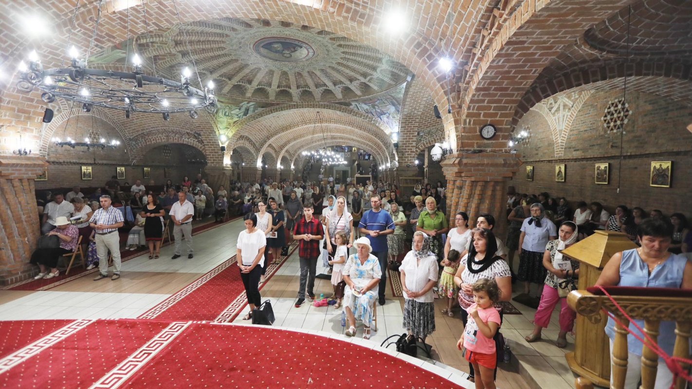 Slujba Paraclisului Maicii Domnului, în locașele de cult transilvane 13148