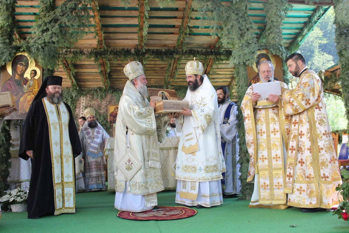 Sărbătoare luminoasă la Mănăstirea Lainici 13024