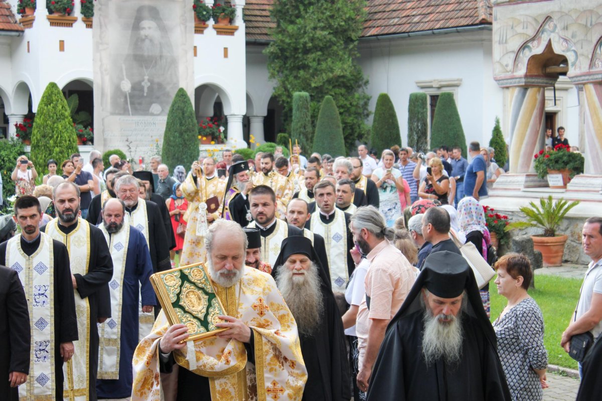 Sărbătoare luminoasă la Mănăstirea Lainici 13025
