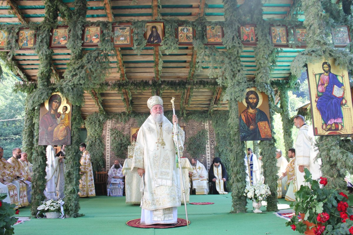 Sărbătoare luminoasă la Mănăstirea Lainici 13027