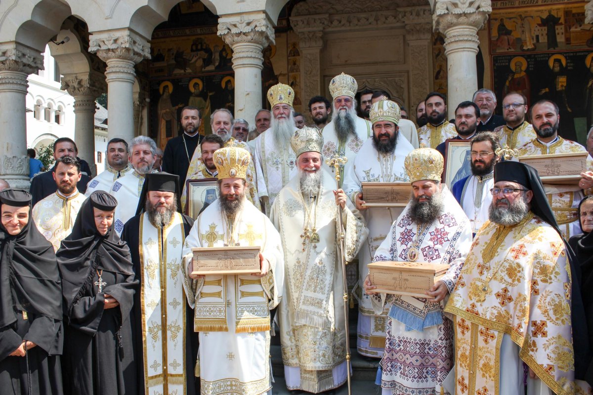 Sărbătoare luminoasă la Mănăstirea Lainici 13028