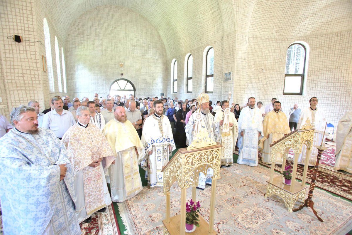 Slujiri arhierești și hramuri la praznicul Schimbarea la Față a Domnului 12979