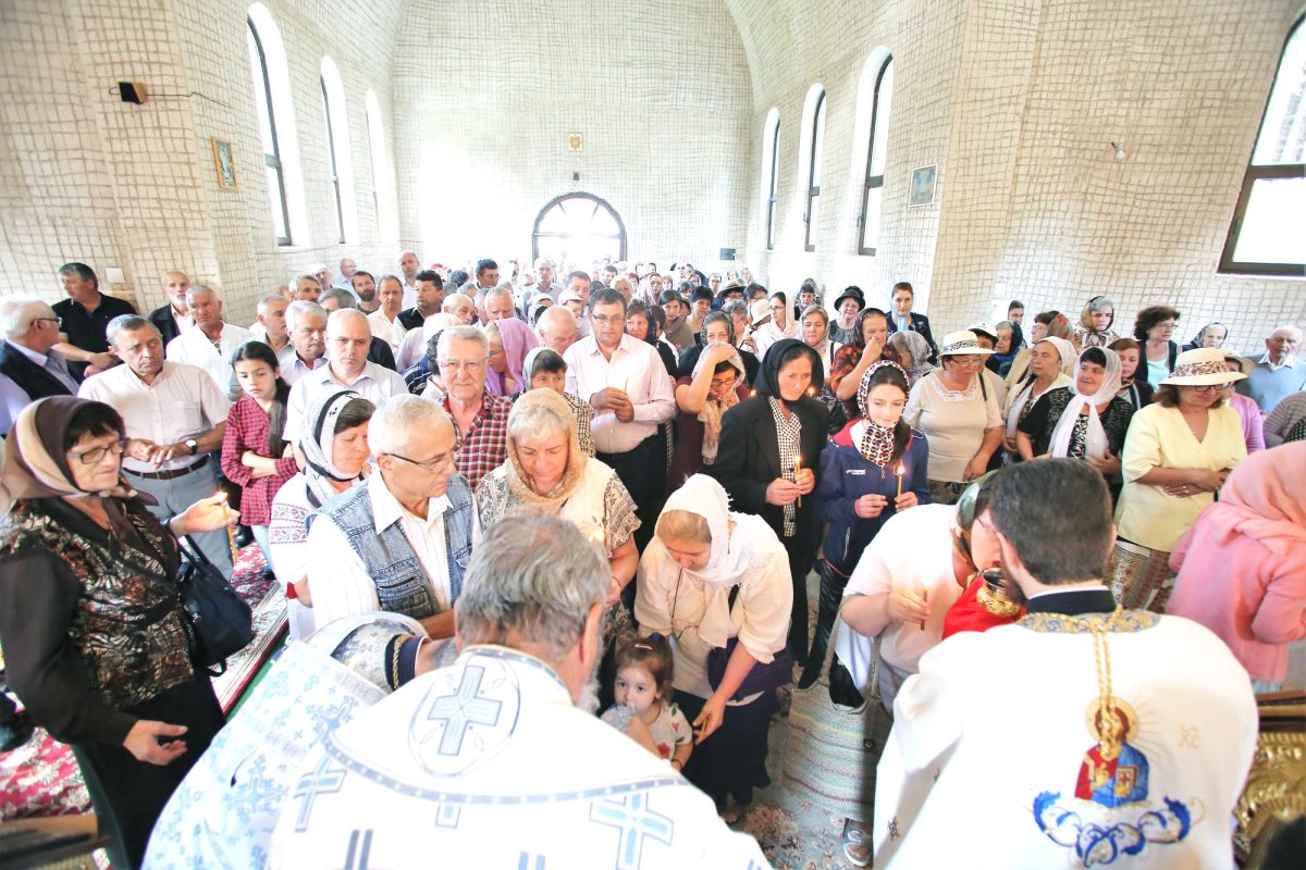 Slujiri arhierești și hramuri la praznicul Schimbarea la Față a Domnului 12981