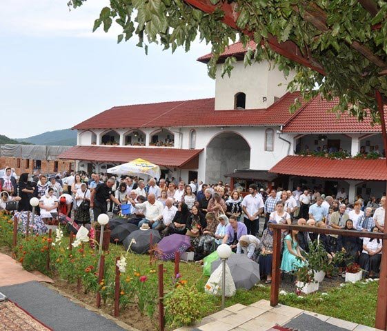 Slujiri arhierești și hramuri la praznicul Schimbarea la Față a Domnului 12982