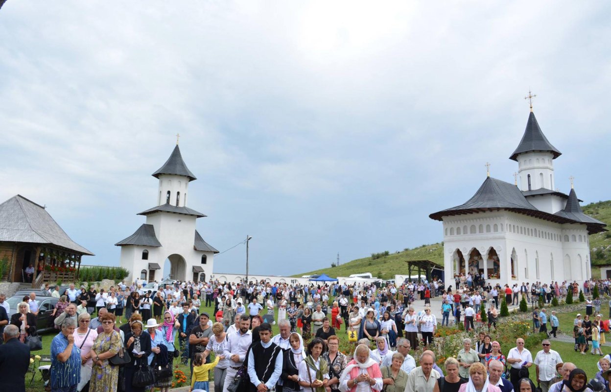 Slujiri arhierești și hramuri la praznicul Schimbarea la Față a Domnului 12986