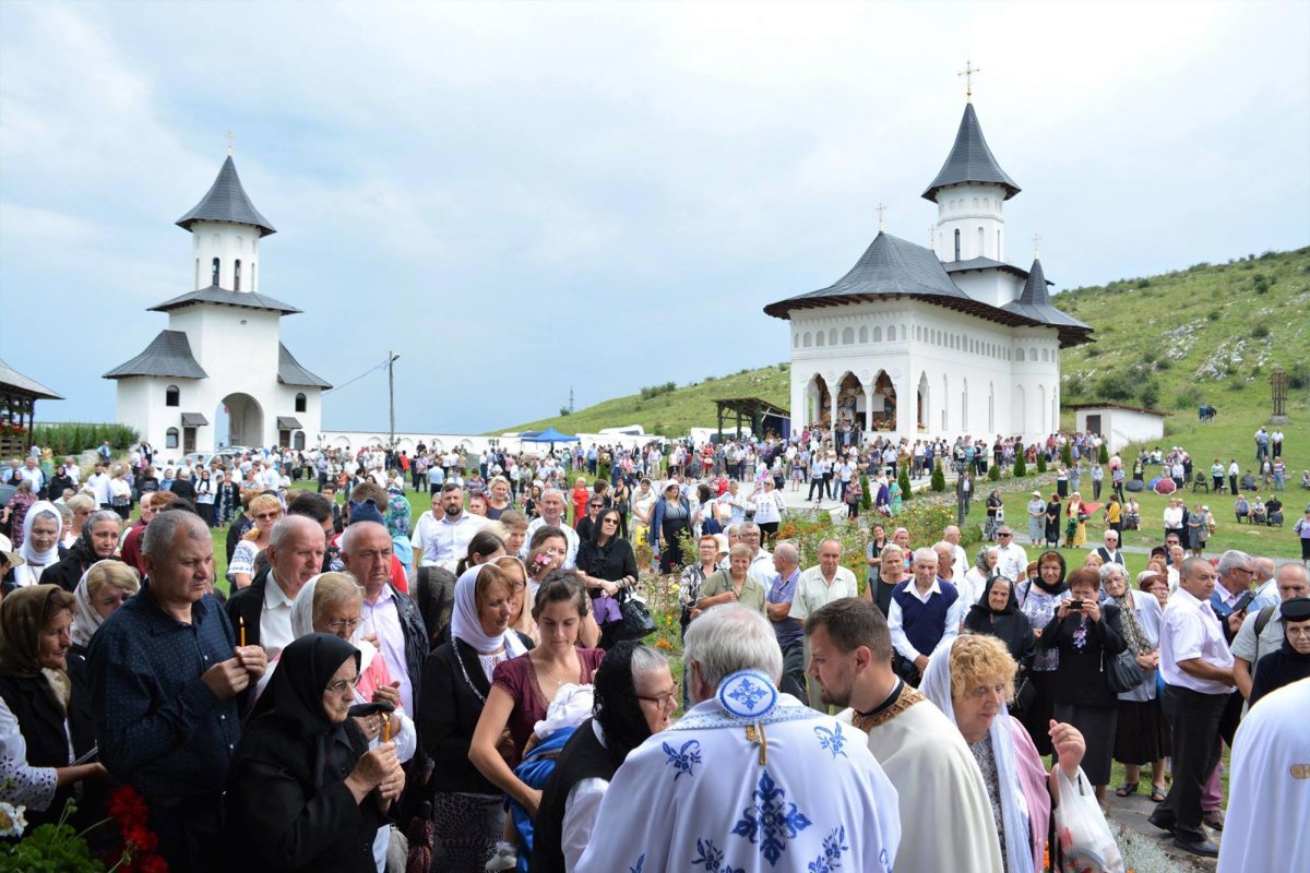 Slujiri arhierești și hramuri la praznicul Schimbarea la Față a Domnului 12987