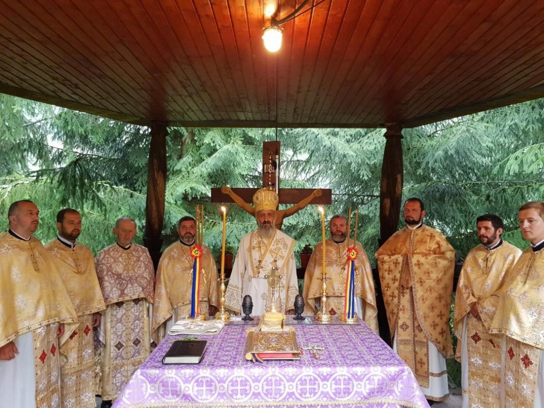 Slujiri arhierești și hramuri la praznicul Schimbarea la Față a Domnului 12988