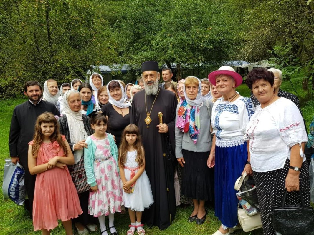 Slujiri arhierești și hramuri la praznicul Schimbarea la Față a Domnului 12989