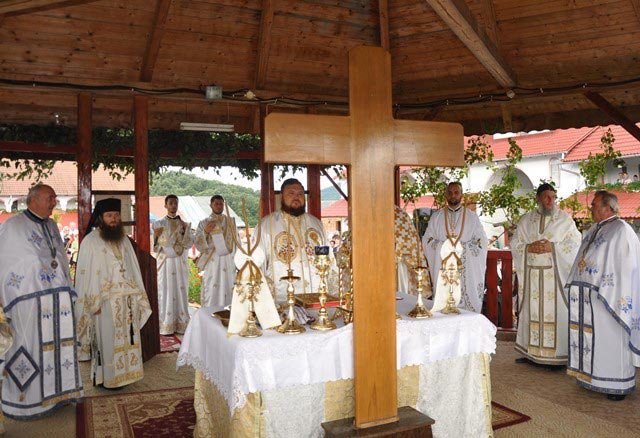 Slujiri arhierești și hramuri la praznicul Schimbarea la Față a Domnului 12991