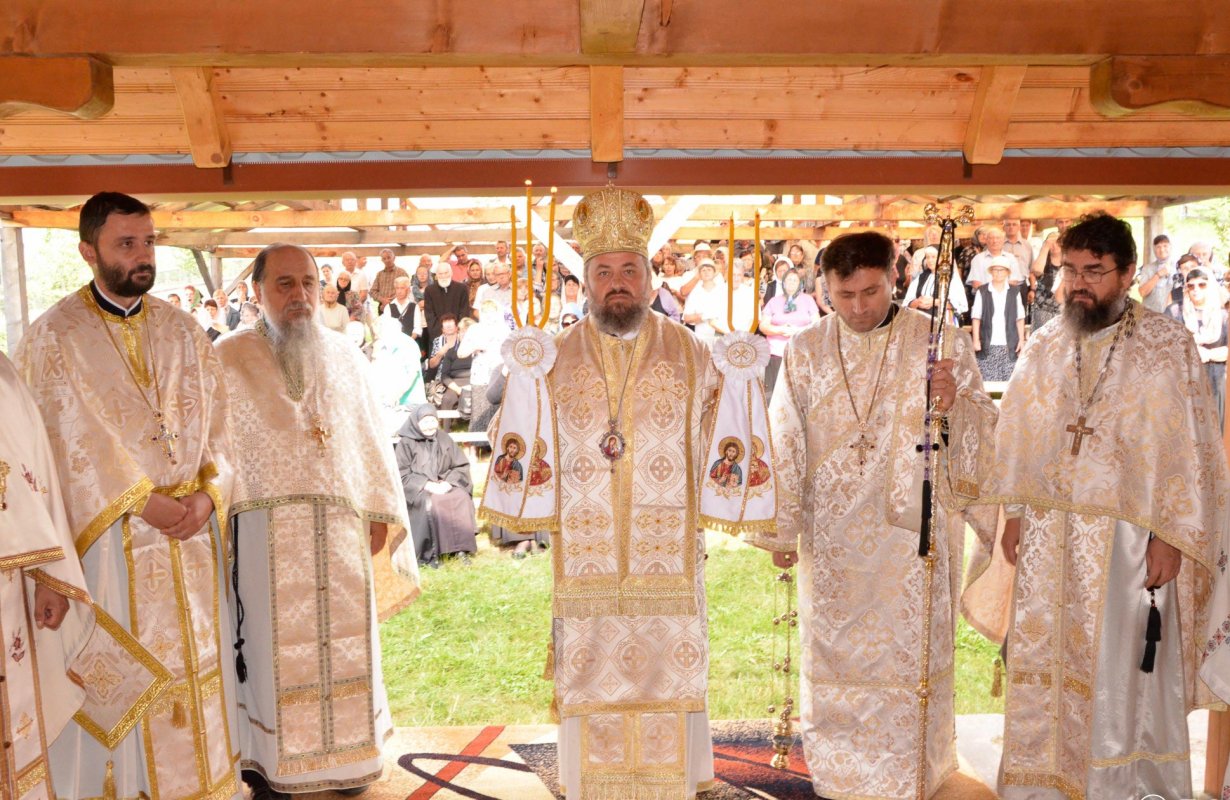 Slujiri arhierești și hramuri la praznicul Schimbarea la Față a Domnului 12992