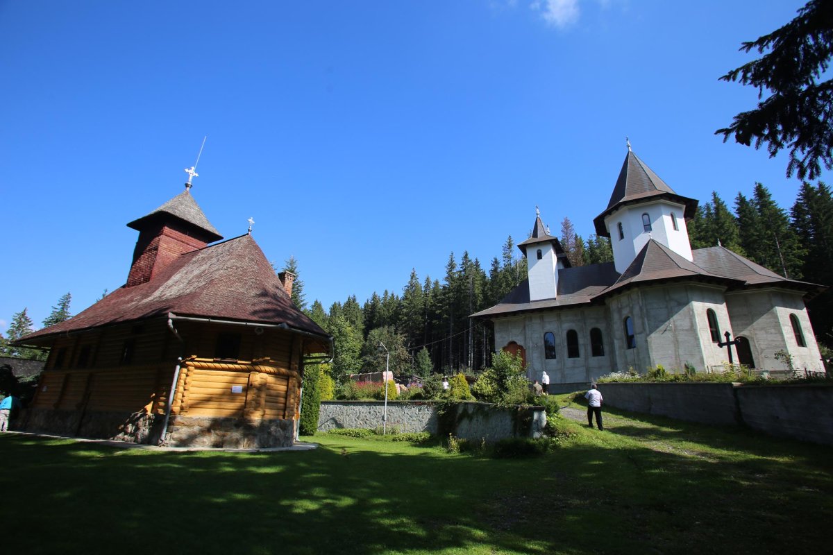 Slujiri arhierești și hramuri la praznicul Schimbarea la Față a Domnului 12994