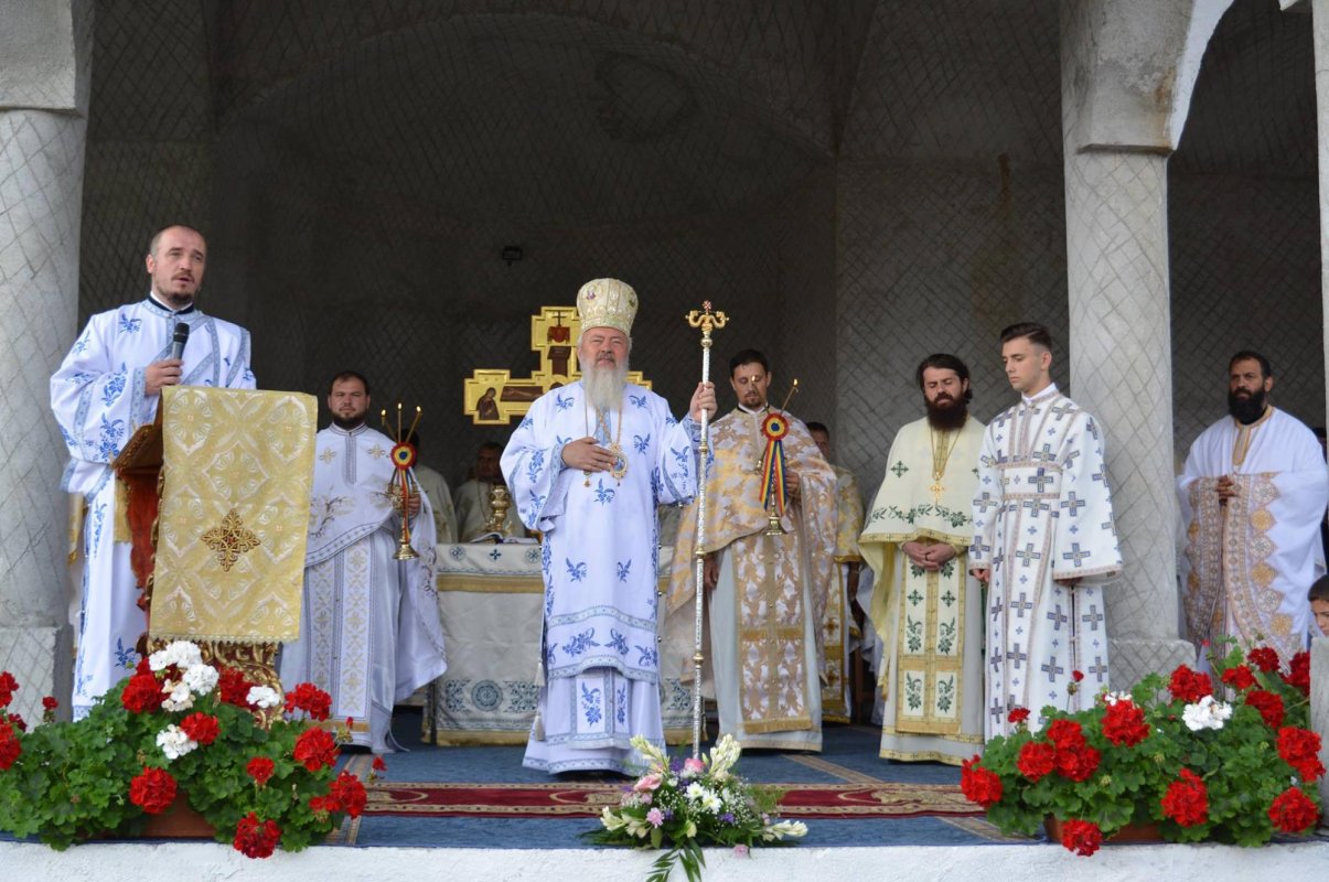 Slujiri arhierești și hramuri la praznicul Schimbarea la Față a Domnului 12995