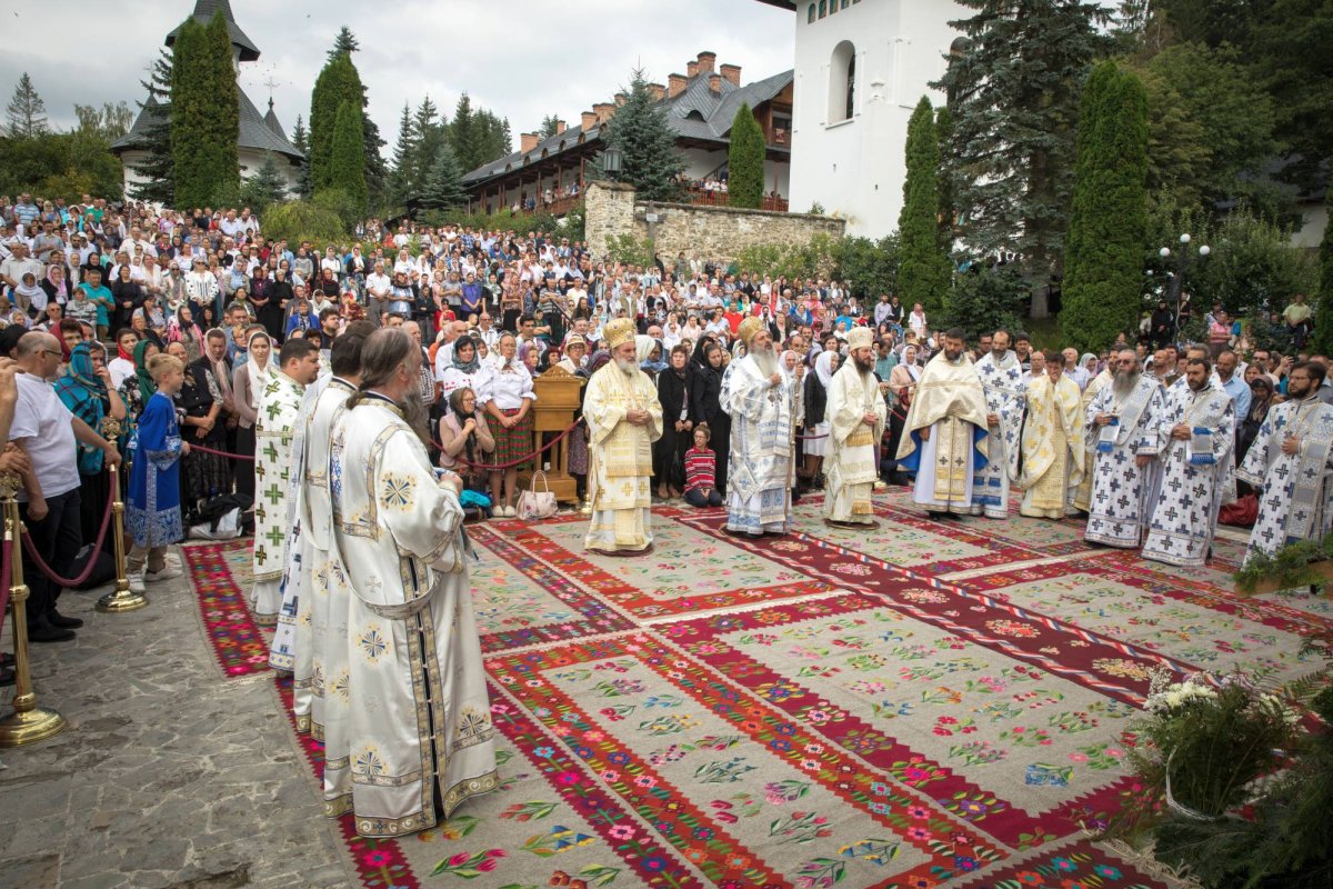 Trei ierarhi au săvârşit Sfânta Liturghie în cinstea Sfintei Cuvioase Teodora de la Sihla 12967