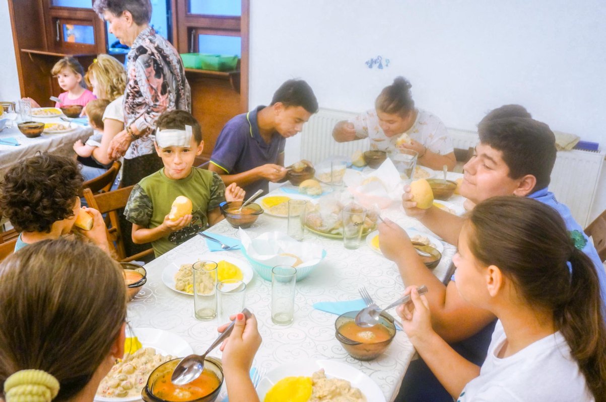 Fapte de milostenie pentru persoane defavorizate 12941