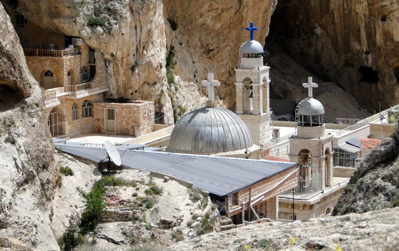 Închinători şi vieţuitori la Maaloula 12831