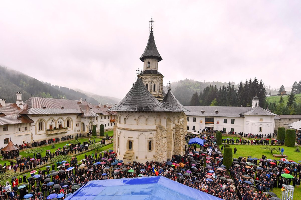 Pelerini la hramul „Adormirea Maicii Domnului” 12748