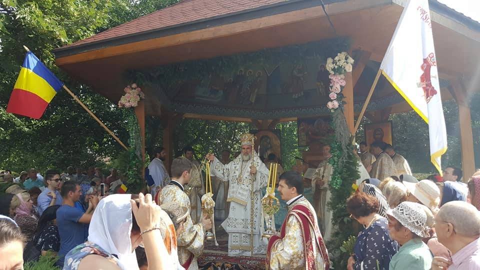 IPS Ioachim a slujit la Parohia Precista din Bacău 12617