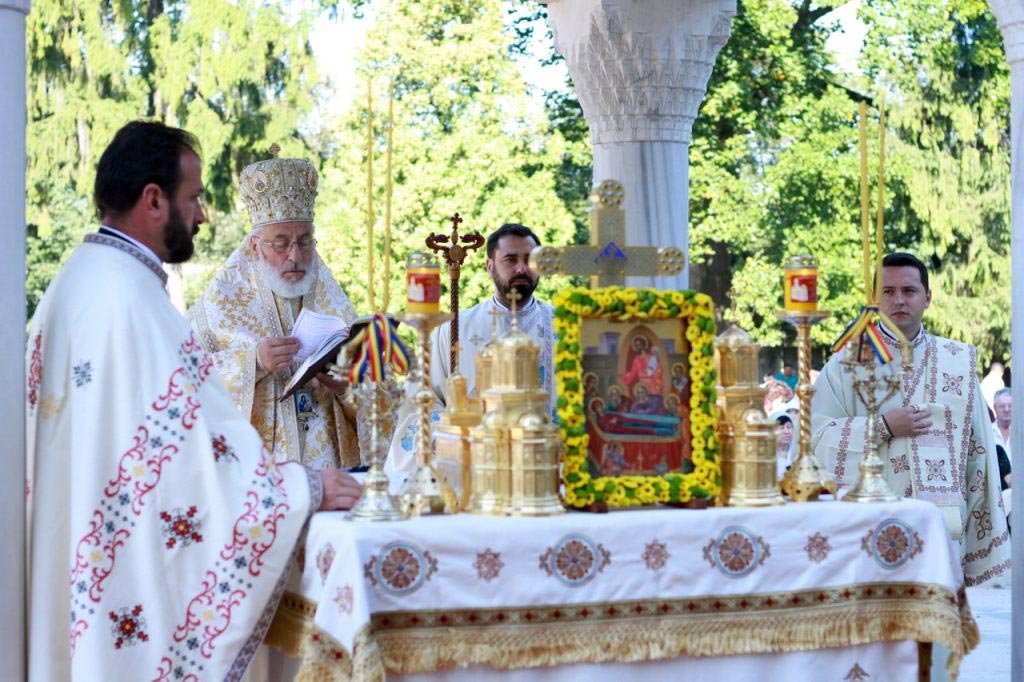 Credincioșii s-au închinat cu evlavie Maicii Domnului 12546