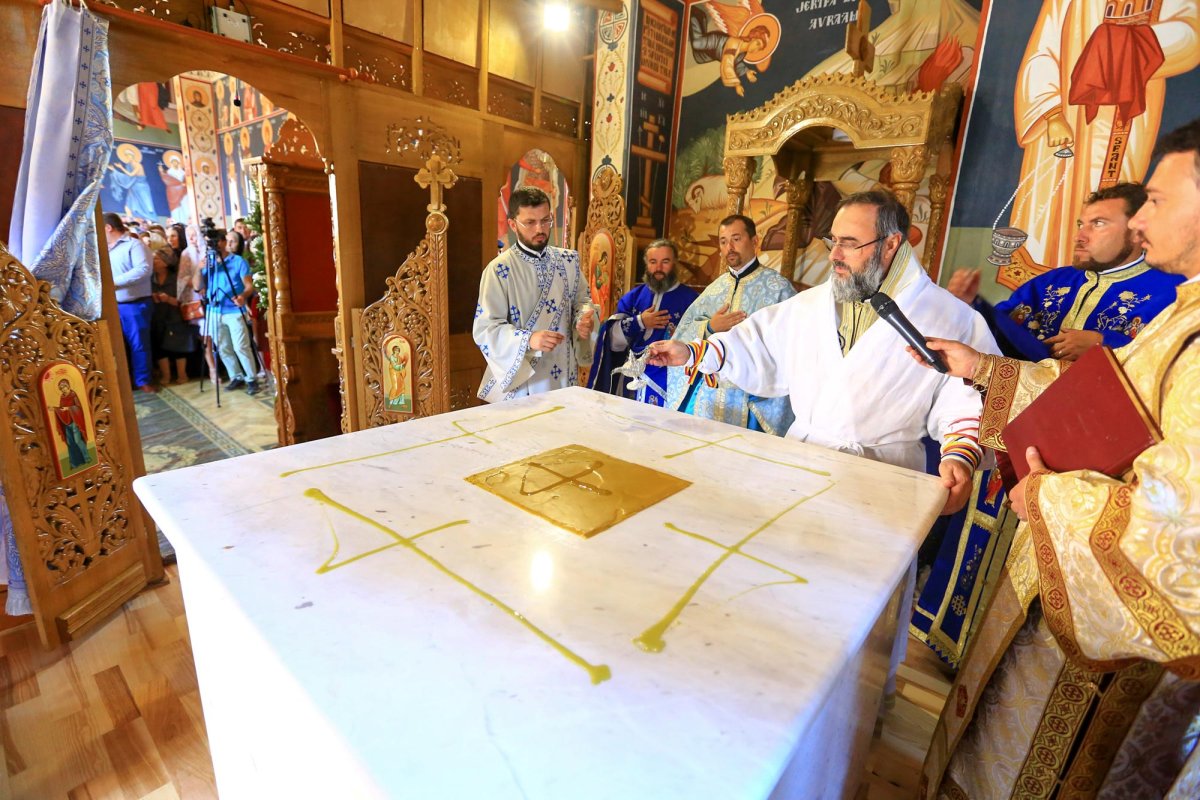 Credincioșii s-au închinat cu evlavie Maicii Domnului 12547