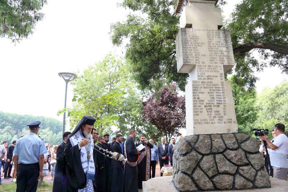 Credincioșii s-au închinat cu evlavie Maicii Domnului 12548