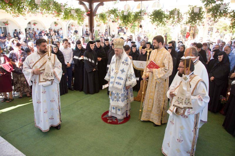 Credincioșii s-au închinat cu evlavie Maicii Domnului 12549