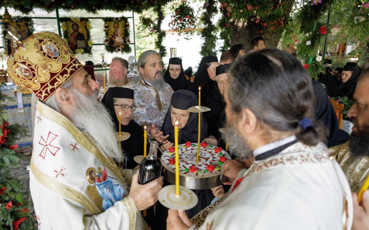 IPS Teofan: „Atât Sfinţii Brâncoveni, cât şi Sfântul Iosif de la Văratec au fost definiţi prin lepădarea de sine şi prin starea de jertfă” 12499