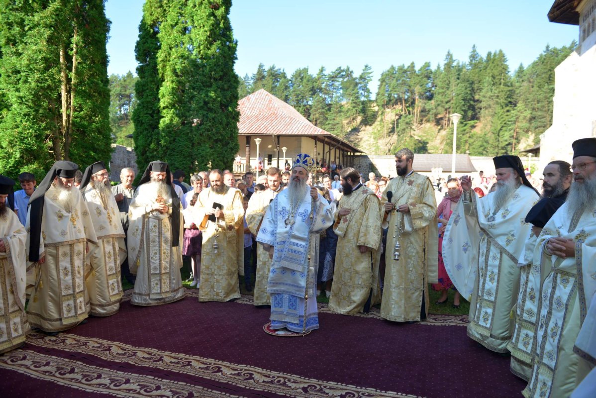 IPS Teofan: „Cele mai mari daruri care vin de la Dumnezeu le regăsim şi le primim prin rugăciunile Preasfintei Născătoare” 12502