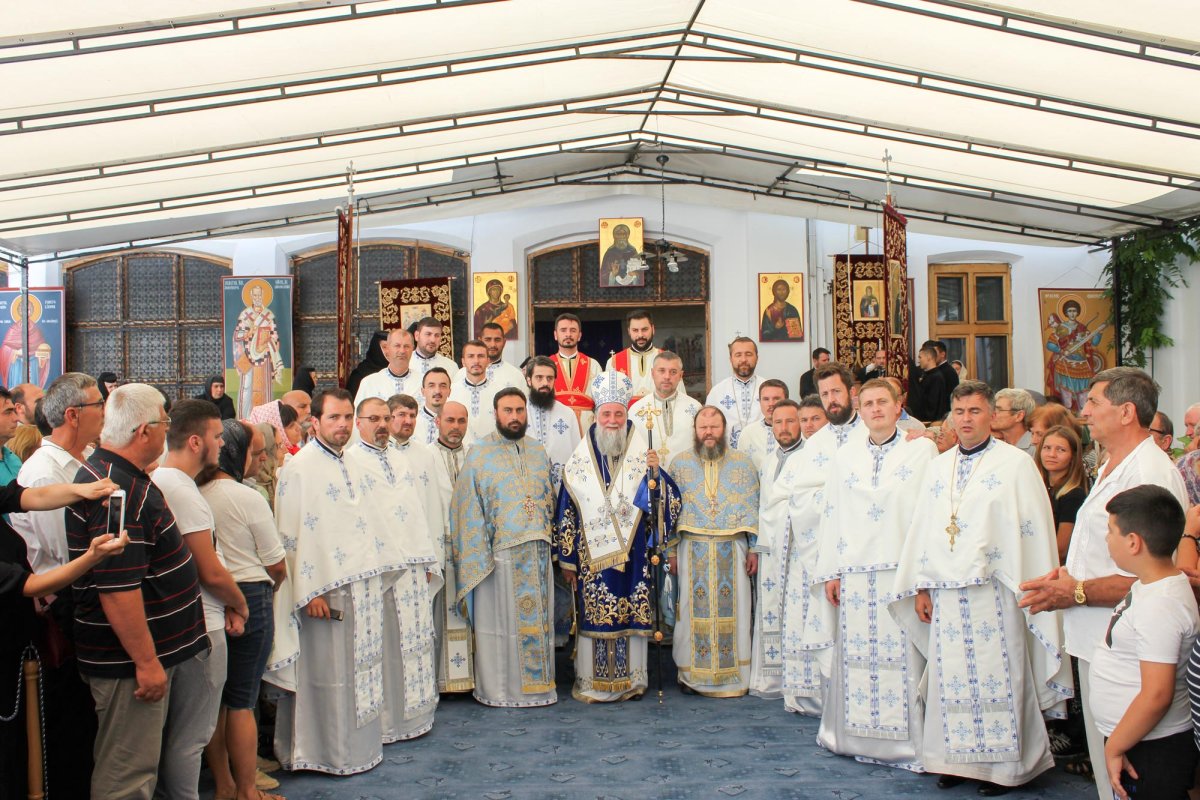 Praznic luminos la ctitoria Sfântului Nicodim 12527