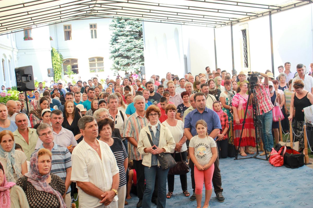 Praznic luminos la ctitoria Sfântului Nicodim 12529