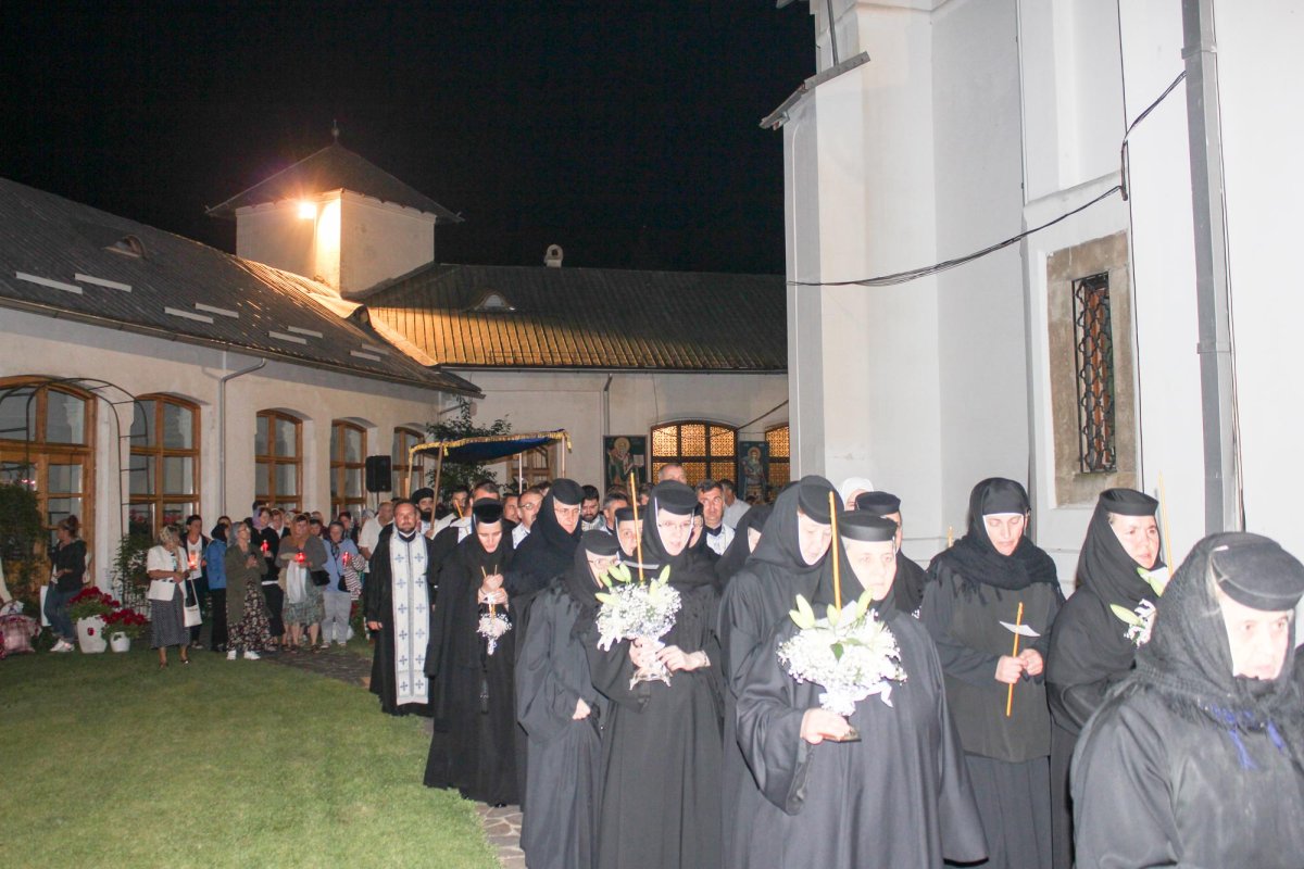 Praznic luminos la ctitoria Sfântului Nicodim 12530