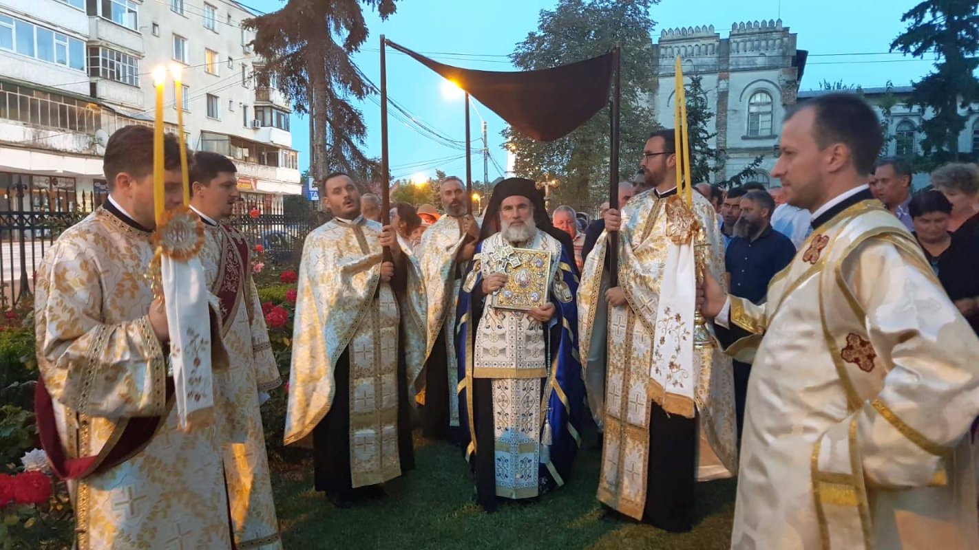 Prohodul Maicii Domnului la Biserica „Precista Mare” din Roman 12504