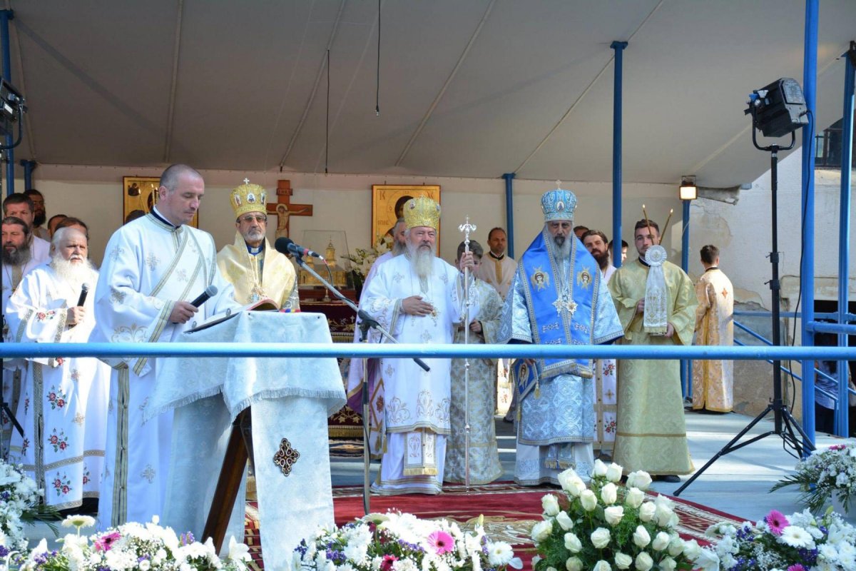 Slujbe arhierești și hramuri la Praznicul Adormirii Maicii Domnului 12517