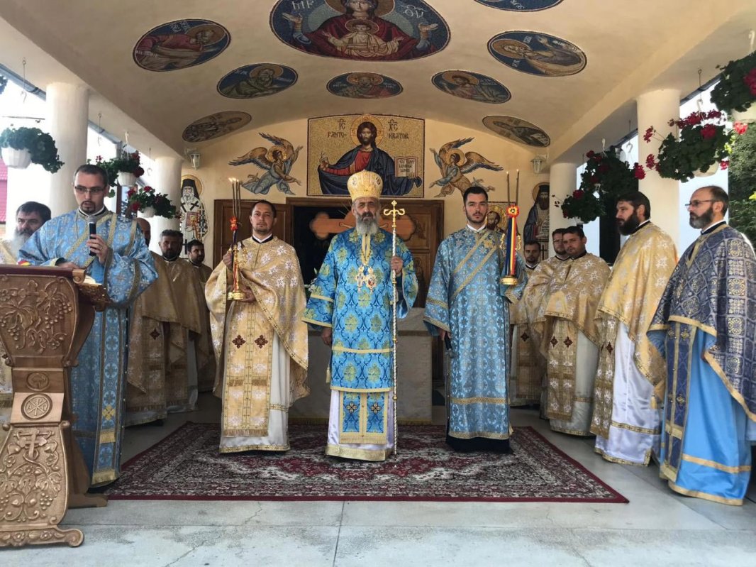 Slujbe arhierești și hramuri la Praznicul Adormirii Maicii Domnului 12521