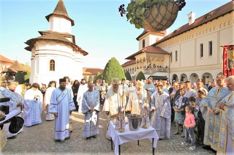 Slujbe arhierești și hramuri la Praznicul Adormirii Maicii Domnului 12522