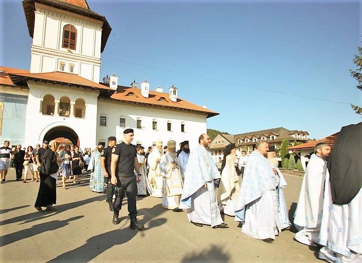 Slujbe arhierești și hramuri la Praznicul Adormirii Maicii Domnului 12526